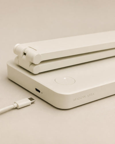 Détail de la charnière, du variateur tactile et du câble USB