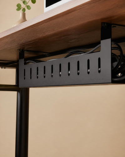 Passe-câbles Alba installé sous un bureau