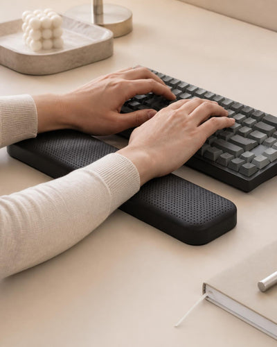 Repose-poignets Alba devant un clavier